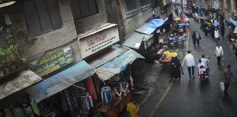 Dog Falling from Fifth Floor Causes Tragic Death of Three-Year-Old