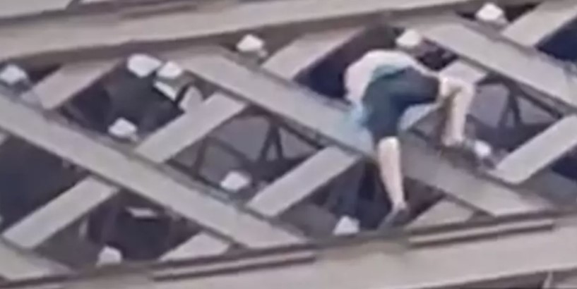 Man Climbs Eiffel Tower: Visitors Evacuated