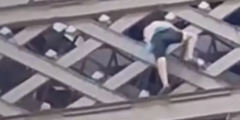 Man Climbs Eiffel Tower: Visitors Evacuated