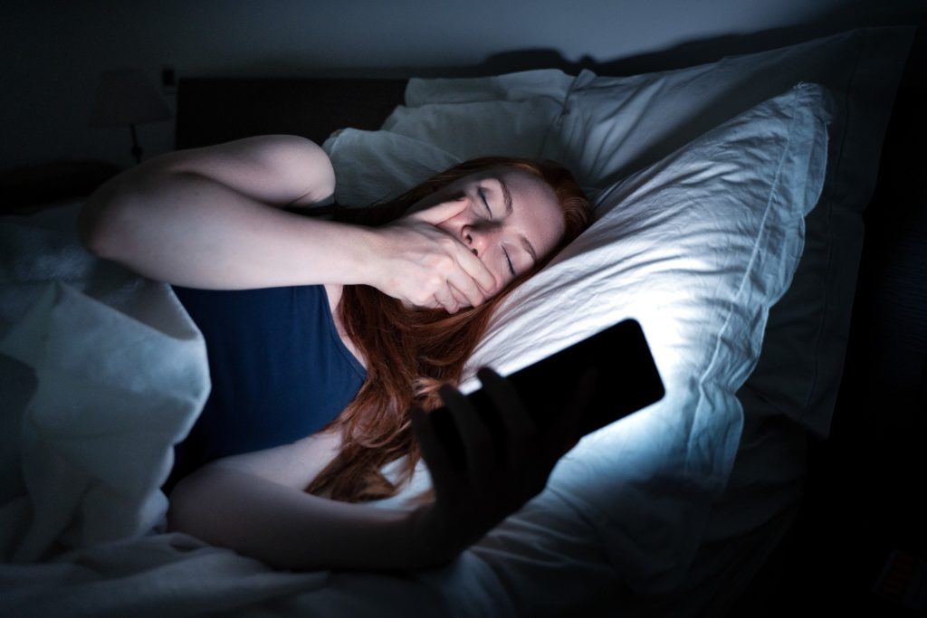One Hour of Screen Time Before Bed Linked to Less Sleep and Higher Insomnia Risk