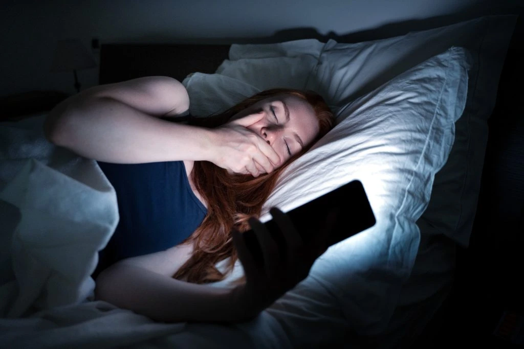 One Hour of Screen Time Before Bed Linked to Less Sleep and Higher Insomnia Risk