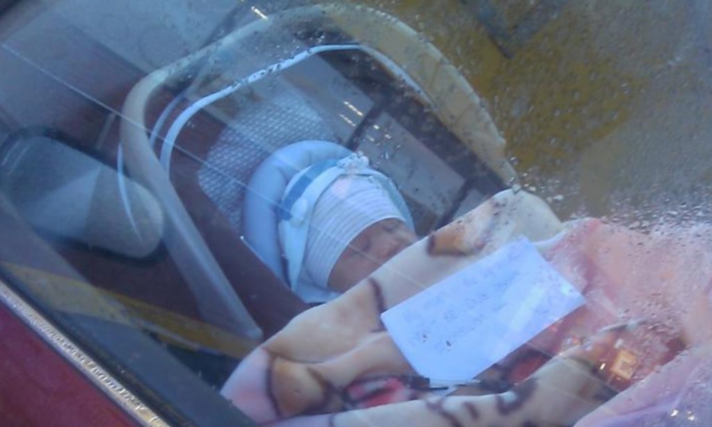 A couple passing by a locked car quickly find the mobile as they see a sleeping baby with this message