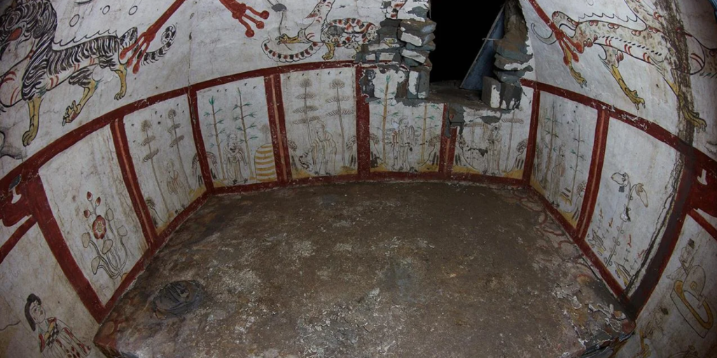 Discovery of Tang Dynasty Tomb Mural Shows Blonde-Haired “Westerner”