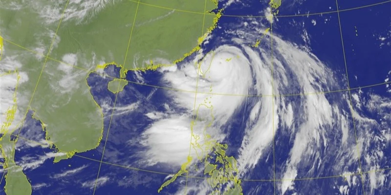 Powerful Typhoon Hits Taiwan: Flights Canceled, Military on Alert