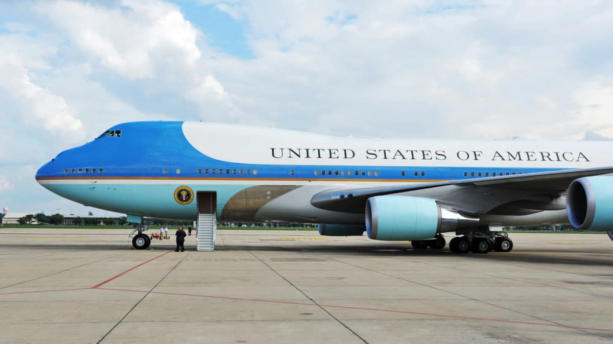 Trump defies court warnings, kicks CNN and Politico off Air Force One ...